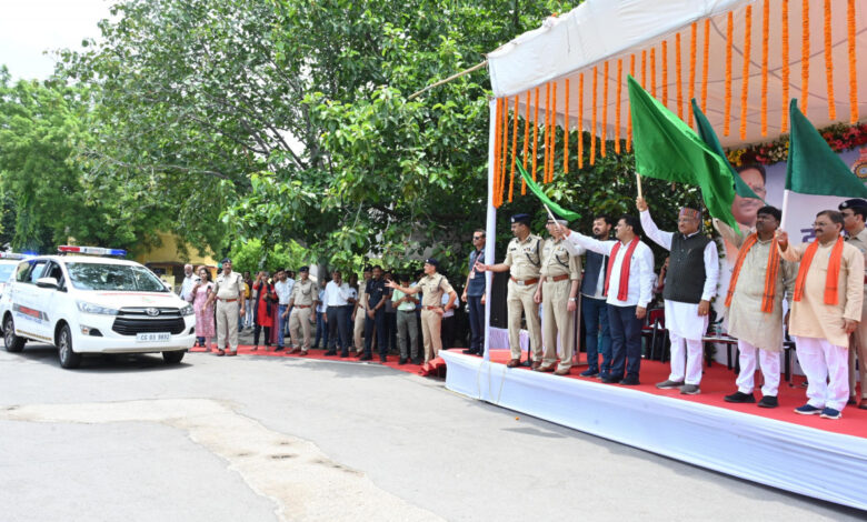 रायपुर : मुख्यमंत्री श्री विष्णु देव साय ने 15 नवीन इंटरसेप्टर वाहनों को दिखाई हरी झंडी