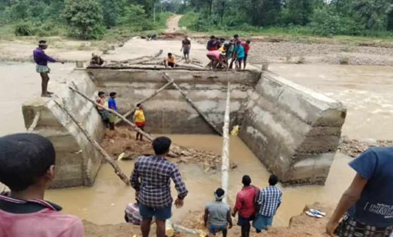 बस्तर में बाढ़ का कहर: ‘माड़’ में जन जीवन अस्त-व्यस्त, ग्रामीण खुद जुगाड़ से बना रहे पुल