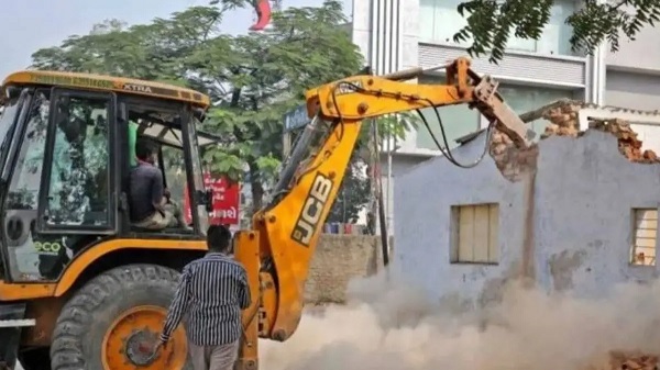 सुप्रीम कोर्ट ने ‘बुलडोजर एक्शन’ पर लगाई अस्थायी रोक, कहा- बिना अनुमति तोड़फोड़ नहीं