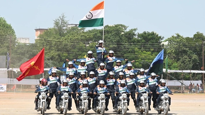 रायपुर में सशस्त्र सैन्य समारोह का धमाकेदार आगाज हुआ, जिसमें सेना के जवानों ने साहस और कौशल का दिलचस्प प्रदर्शन किया