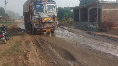 जर्जर सड़क से राहगीर परेशान: गड्ढे हादसों को दे रहे न्योता, धूलमुक्त सड़क की मांग तेज