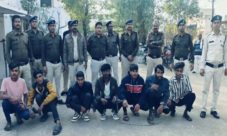 बलौदाबाजार पुलिस ने सोशल मीडिया पर अवैध हथियारों का प्रदर्शन करने वाले 12 युवकों को किया गिरफ्तार