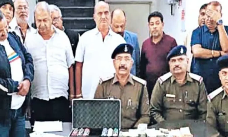 बिलासपुर पुलिस ने होटल में छापा मारकर 10 जुआरी और होटल मैनेजर को गिरफ्तार किया