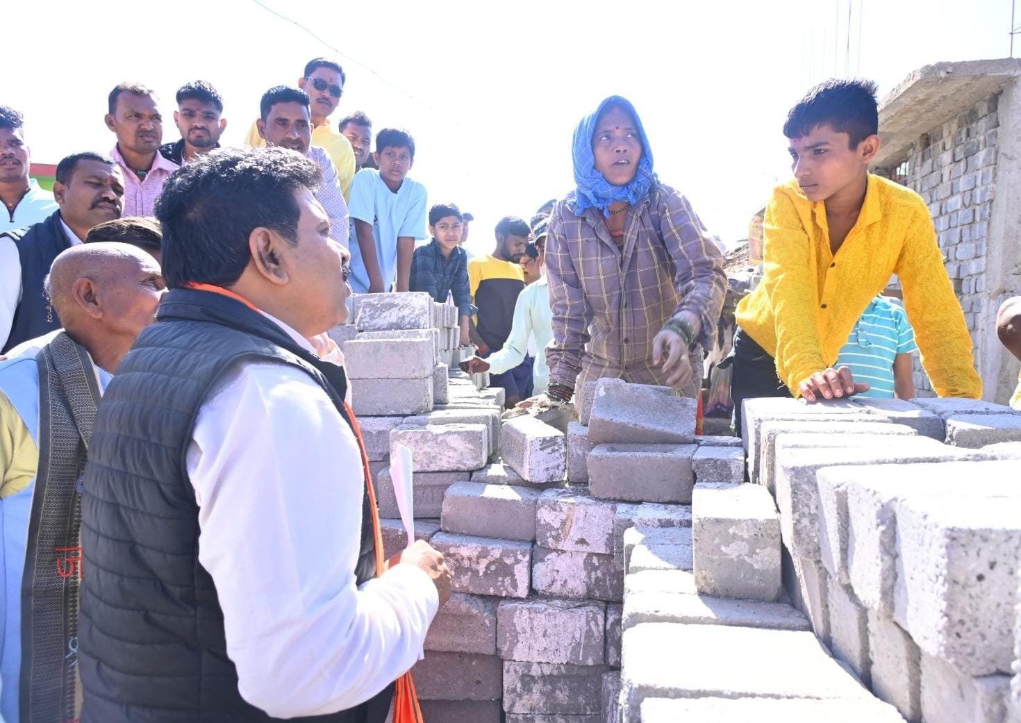 उपमुख्यमंत्री शर्मा ने पीएम आवास के हितग्राहियों से की मुलाकात, निर्माण कार्य की गुणवत्ता पर दिया जोर