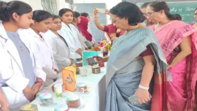 शासकीय दूधाधारी बजरंग महाविद्यालय में छात्राओं ने लगाई स्वनिर्मित उत्पादों की प्रदर्शनी