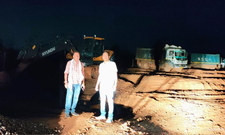 रायपुर: अवैध रेत खनन पर बड़ी कार्रवाई, भारी मशीनरी और वाहन जब्त रायपुर: अवैध रेत खनन पर बड़ी कार्रवाई, भारी मशीनरी और वाहन जब्त