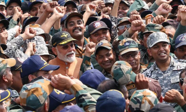 प्रधानमंत्री मोदी का आदमपुर एयरबेस दौरा: वायुसेना के शौर्य को किया सलाम, जवानों का बढ़ाया हौसला – प्रधानमंत्री मोदी का आदमपुर एयरबेस दौरा: वायुसेना के शौर्य को किया सलाम, जवानों का बढ़ाया हौसला –