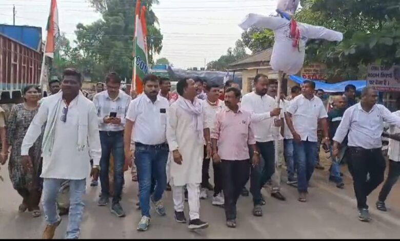 कर्नल सोफिया पर विवादित टिप्पणी: मंत्री विजय शाह के पुतले जलाकर कांग्रेस का तीखा विरोध प्रदर्शन – कर्नल सोफिया पर विवादित टिप्पणी: मंत्री विजय शाह के पुतले जलाकर कांग्रेस का तीखा विरोध प्रदर्शन –
