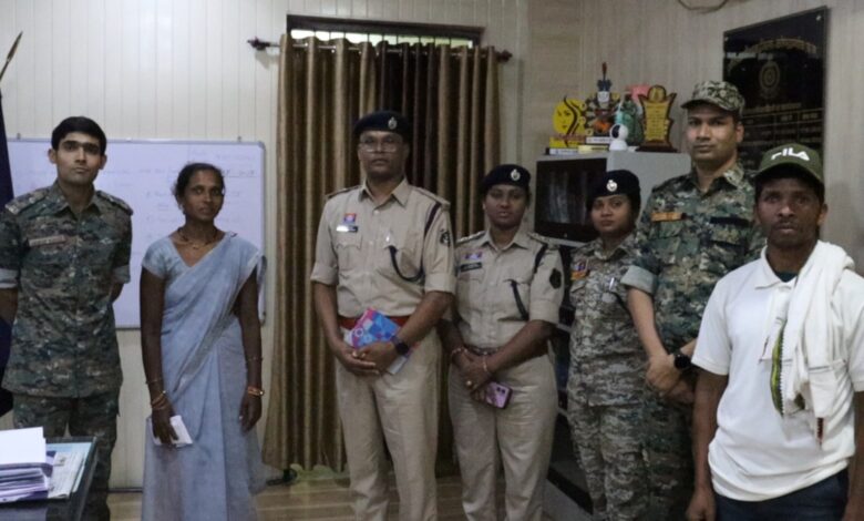 16 लाख के इनामी नक्सल जोड़े ने त्यागा हिंसा का रास्ता, किया आत्मसमर्पण – 16 लाख के इनामी नक्सल जोड़े ने त्यागा हिंसा का रास्ता, किया आत्मसमर्पण –