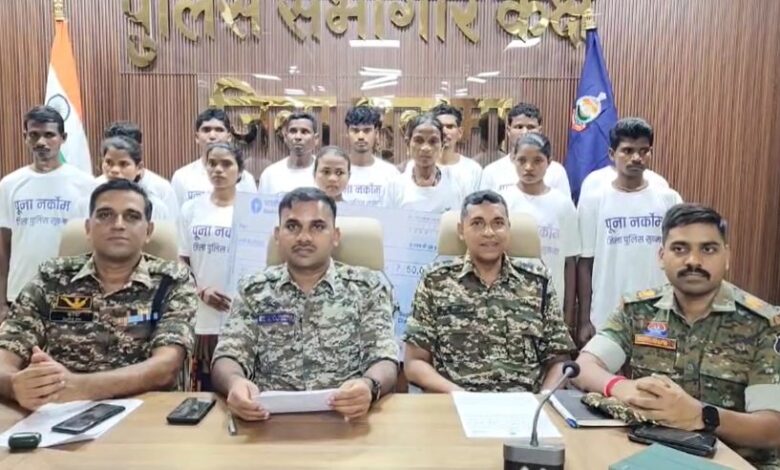 सुकमा में नक्सलियों का बड़ा समर्पण: 5 महिलाओं समेत 14 ने छोड़ा हिंसा का रास्ता, 16 लाख का इनाम घोषित सुकमा में नक्सलियों का बड़ा समर्पण: 5 महिलाओं समेत 14 ने छोड़ा हिंसा का रास्ता, 16 लाख का इनाम घोषित