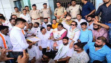 हाई सिक्योरिटी नंबर प्लेट को लेकर कांग्रेस का हल्ला बोल: रायपुर आरटीओ कार्यालय का घेराव, जनता पर आर्थिक बोझ का विरोध –