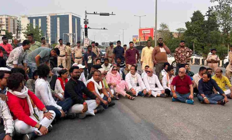तेलीबांधा चौक पर सड़क हादसों के खिलाफ जोरदार प्रदर्शन, स्पीड ब्रेकर की मांग ने पकड़ा जोर – तेलीबांधा चौक पर सड़क हादसों के खिलाफ जोरदार प्रदर्शन, स्पीड ब्रेकर की मांग ने पकड़ा जोर –