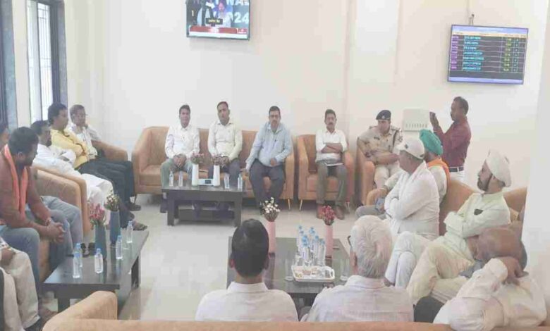 हाईटेक स्टेशन बनकर तैयार, लेकिन ट्रेनें नहीं – लोग बोले, क्या अब टहलने ही आएंगे स्टेशन पर? हाईटेक स्टेशन बनकर तैयार, लेकिन ट्रेनें नहीं – लोग बोले, क्या अब टहलने ही आएंगे स्टेशन पर?