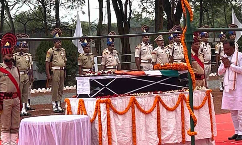 नक्सल ऑपरेशन में शहीद जवान को मुख्यमंत्री विष्णु देव साई ने दी श्रद्धांजलि, बोले – हर कीमत पर खत्म करेंगे नक्सलवाद –