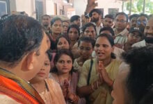 स्वास्थ्य मित्रों के भविष्य पर संकट: वेतन अटका, नौकरी खतरे में; स्वास्थ्य मंत्री ने दिया आश्वासन –