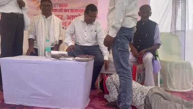 सिस्टम की बेबसी: एसडीएम के सामने किसान ने लगाई जमीन के बंटवारे की गुहार-
