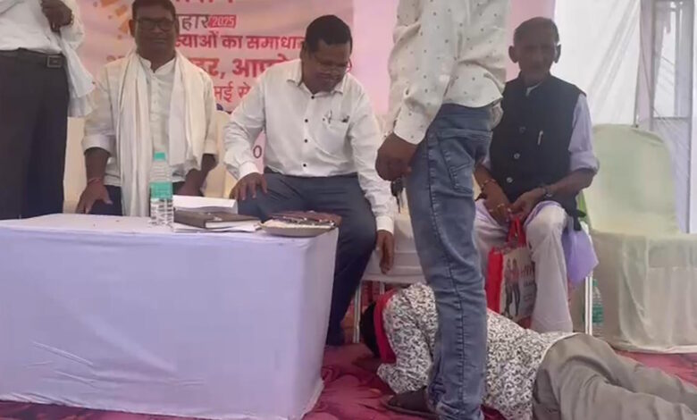 सिस्टम की बेबसी: एसडीएम के सामने किसान ने लगाई जमीन के बंटवारे की गुहार- सिस्टम की बेबसी: एसडीएम के सामने किसान ने लगाई जमीन के बंटवारे की गुहार-