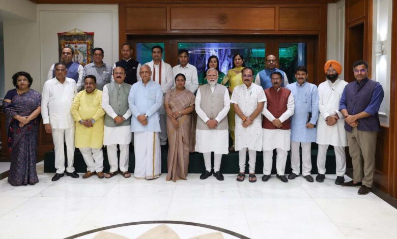 दिल्ली भाजपा के सांसदों और विधायकों संग PM मोदी की तीन घंटे मैराथन बैठक: जनसेवा, सुशासन और जमीनी जुड़ाव पर जोर- दिल्ली भाजपा के सांसदों और विधायकों संग PM मोदी की तीन घंटे मैराथन बैठक: जनसेवा, सुशासन और जमीनी जुड़ाव पर जोर-