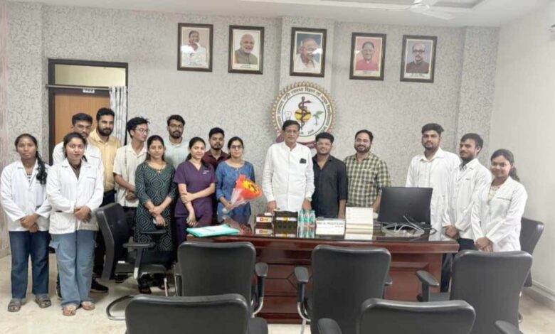 परीक्षा प्रणाली में सुधार की मांग: आयुष विश्वविद्यालय के कुलपति को जूनियर डॉक्टर्स एसोसिएशन ने सौंपा ज्ञापन परीक्षा प्रणाली में सुधार की मांग: आयुष विश्वविद्यालय के कुलपति को जूनियर डॉक्टर्स एसोसिएशन ने सौंपा ज्ञापन