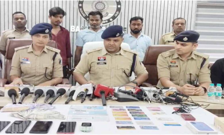 बस्तर पुलिस ने पकड़े 3 अंतरराज्यीय साइबर ठग: APK फाइल से मोबाइल हैक कर युवाओं के खातों से निकालते थे लोन बस्तर पुलिस ने पकड़े 3 अंतरराज्यीय साइबर ठग: APK फाइल से मोबाइल हैक कर युवाओं के खातों से निकालते थे लोन