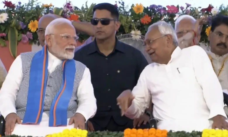 बिहार को 6 हज़ार करोड़ की सौगात देने सीवान पहुंचे PM मोदी, मुख्यमंत्री और डिप्टी सीएम ने किया जोरदार स्वागत बिहार को 6 हज़ार करोड़ की सौगात देने सीवान पहुंचे PM मोदी, मुख्यमंत्री और डिप्टी सीएम ने किया जोरदार स्वागत