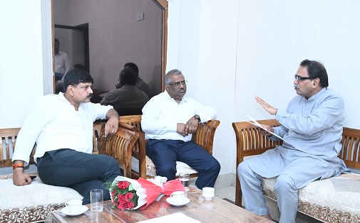 रायपुर में रेलवे अधिकारियों पर बरसे विधायक राजेश मूणत, बोले- ‘अटकाने, लटकाने और भटकाने’ की है नीति रायपुर में रेलवे अधिकारियों पर बरसे विधायक राजेश मूणत, बोले- ‘अटकाने, लटकाने और भटकाने’ की है नीति