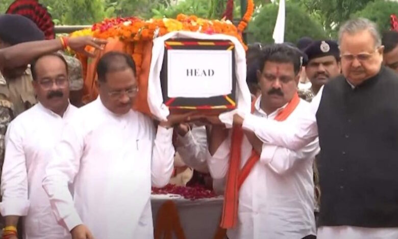 शहीद आकाश राव को अंतिम विदाई: नम आंखों से मुख्यमंत्री समेत कई दिग्गजों ने किया नमन- शहीद आकाश राव को अंतिम विदाई: नम आंखों से मुख्यमंत्री समेत कई दिग्गजों ने किया नमन-