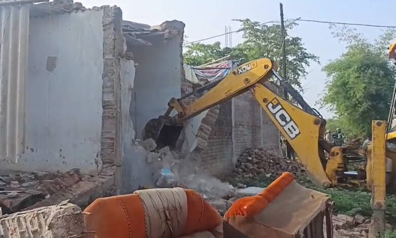 अंबिकापुर में वन भूमि पर हुए अवैध कब्जों के खिलाफ प्रशासन का चला बुल्डोजर – अंबिकापुर में वन भूमि पर हुए अवैध कब्जों के खिलाफ प्रशासन का चला बुल्डोजर –