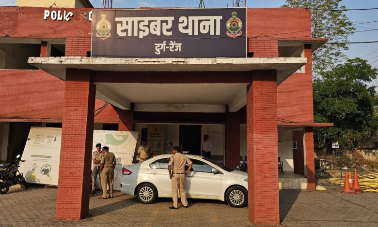 दुर्ग पुलिस की बड़ी कार्रवाई: ‘डिजिटल अरेस्ट’ कर ठगी करने वाले 4 जालसाज लखनऊ से गिरफ्तार – दुर्ग पुलिस की बड़ी कार्रवाई: ‘डिजिटल अरेस्ट’ कर ठगी करने वाले 4 जालसाज लखनऊ से गिरफ्तार –
