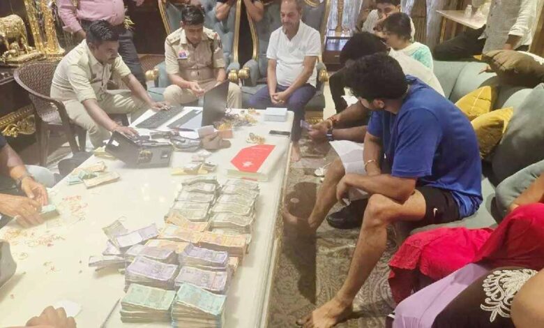 तोमर बंधुओं के करीबियों के ठिकानों पर छापा: करोड़ों की नगदी, जेवर और 150 से अधिक रजिस्ट्री दस्तावेज जब्त, रात भर चली पुलिस की कार्रवाई तोमर बंधुओं के करीबियों के ठिकानों पर छापा: करोड़ों की नगदी, जेवर और 150 से अधिक रजिस्ट्री दस्तावेज जब्त, रात भर चली पुलिस की कार्रवाई