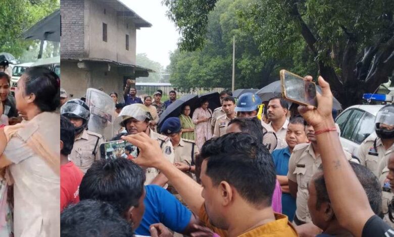 छत्तीसगढ़: कोयला खदान के लिए पेड़ों की कटाई के विरोध में कांग्रेस विधायक गिरफ्तार, ग्रामीणों का प्रदर्शन जारी छत्तीसगढ़: कोयला खदान के लिए पेड़ों की कटाई के विरोध में कांग्रेस विधायक गिरफ्तार, ग्रामीणों का प्रदर्शन जारी