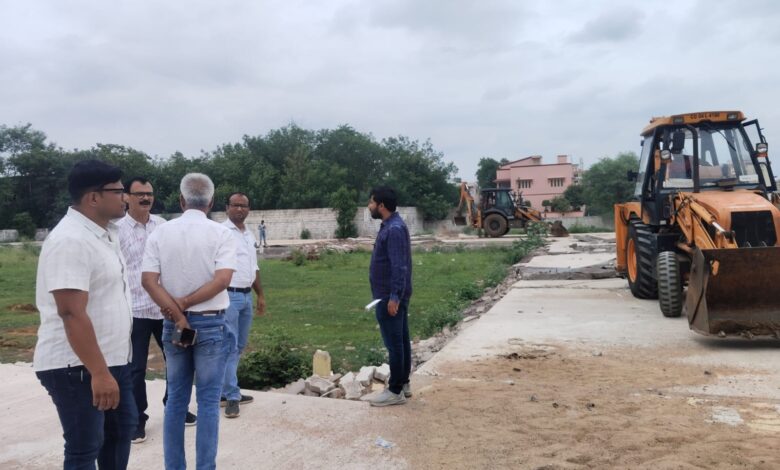 रायपुर समाचार: दावड़ा कॉलोनी में कॉलोनाइजर की अवैध प्लॉटिंग पर चला निगम का बुलडोजर रायपुर समाचार: दावड़ा कॉलोनी में कॉलोनाइजर की अवैध प्लॉटिंग पर चला निगम का बुलडोजर