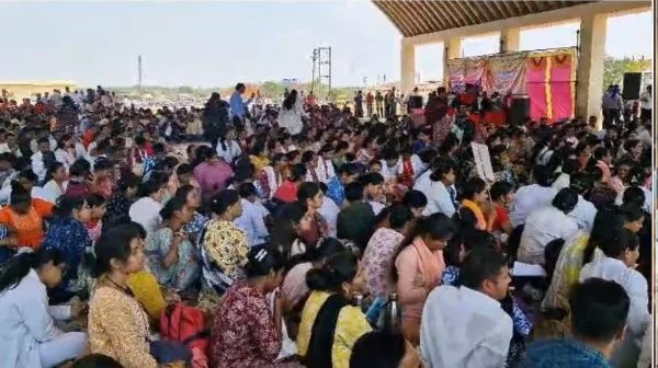 एनएचएम कर्मचारियों का नवा रायपुर में विशाल प्रदर्शन: नियमितीकरण सहित 10 मांगों को लेकर 16,000 स्वास्थ्यकर्मी करेंगे विधानसभा का घेराव