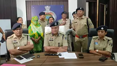 छत्तीसगढ़ में अवैध घुसपैठियों पर कार्रवाई: रायपुर पुलिस ने बांग्लादेशी नागरिकों को भेजा वापस छत्तीसगढ़ में अवैध घुसपैठियों पर कार्रवाई: रायपुर पुलिस ने बांग्लादेशी नागरिकों को भेजा वापस