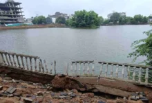 स्मार्ट सिटी की खुली पोल: डेढ़ करोड़ का करबला तालाब का पाथवे धंसा, बाउंड्रीवाल टूटी