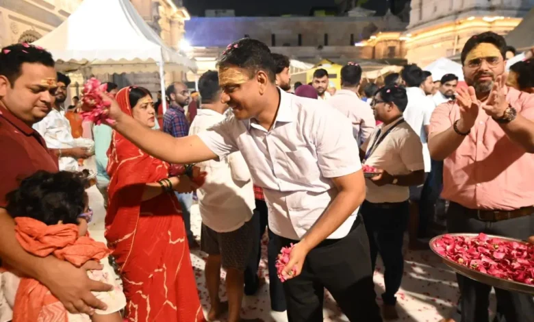 सावन के पहले दिन काशी विश्वनाथ में उमड़ा भक्तों का सैलाब, मां अन्नपूर्णा को चढ़ाए गए पुष्प सावन के पहले दिन काशी विश्वनाथ में उमड़ा भक्तों का सैलाब, मां अन्नपूर्णा को चढ़ाए गए पुष्प