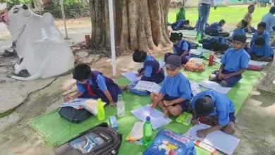 किशनपुरी गांव में स्कूल पर ताला, ग्रामीणों ने बच्चों को पेड़ के नीचे पढ़ाना शुरू किया