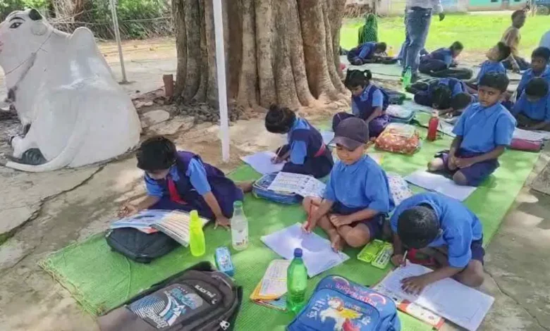 किशनपुरी गांव में स्कूल पर ताला, ग्रामीणों ने बच्चों को पेड़ के नीचे पढ़ाना शुरू किया किशनपुरी गांव में स्कूल पर ताला, ग्रामीणों ने बच्चों को पेड़ के नीचे पढ़ाना शुरू किया