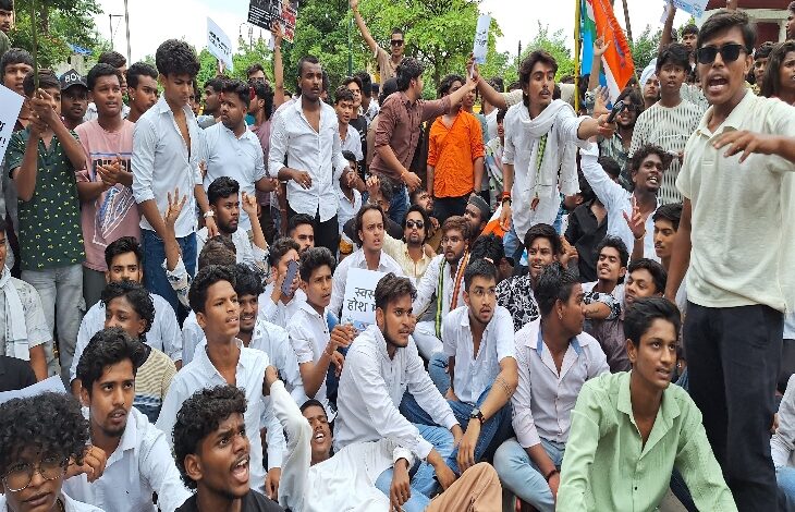 रायपुर: एनएसयूआई कार्यकर्ताओं ने घेरा स्वास्थ्य मंत्री का आवास, एफआईआर दर्ज रायपुर: एनएसयूआई कार्यकर्ताओं ने घेरा स्वास्थ्य मंत्री का आवास, एफआईआर दर्ज