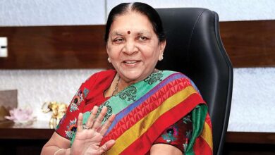 यूपी की राज्यपाल आनंदीबेन पटेल ने अपनी ही सरकार की कार्यशैली पर साधा निशाना, कहा- ‘रामलला के दर्शन तो हो जाते हैं, फाइलों के नहीं’