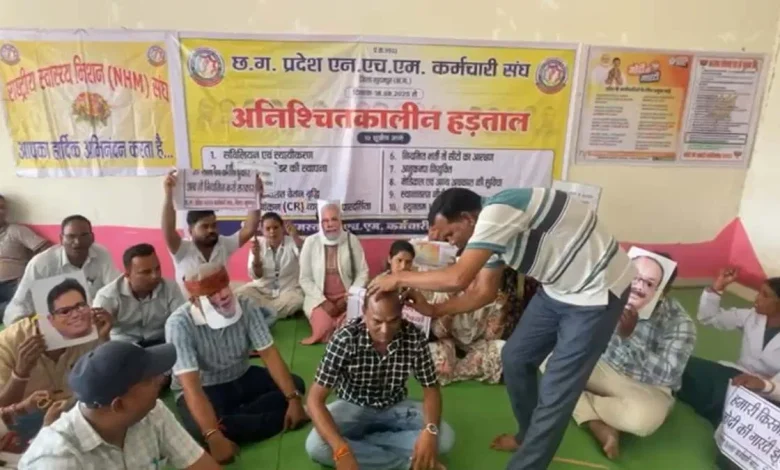 सिर मुंडवाकर जताया विरोध,NHM कर्मचारियों का प्रदर्शन 11वें दिन भी जारी – सिर मुंडवाकर जताया विरोध,NHM कर्मचारियों का प्रदर्शन 11वें दिन भी जारी –