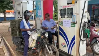 हेलमेट नहीं तो पेट्रोल नहीं: बालोद में प्रशासन ने सड़क दुर्घटनाएं रोकने के लिए उठाया सख्त कदम