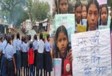 शिक्षकों की कमी से नाराज छात्रों का प्रदर्शन, सड़क पर किया चक्काजाम