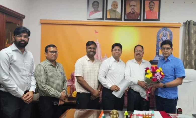 राजस्व मंत्री के आश्वासन के बाद तहसीलदारों और नायब तहसीलदारों की अनिश्चितकालीन हड़ताल स्थगित राजस्व मंत्री के आश्वासन के बाद तहसीलदारों और नायब तहसीलदारों की अनिश्चितकालीन हड़ताल स्थगित