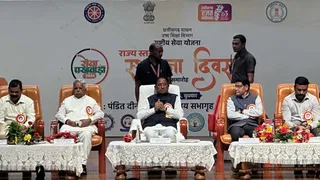 एनएसएस स्थापना दिवस पर सीएम साय ने छात्रों को किया सम्मानित