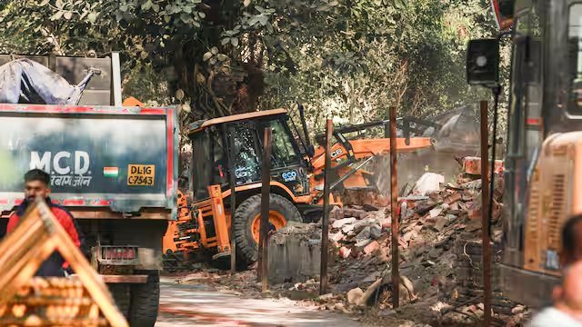 दिल्ली में 1400 साल पुराने मंदिर पर बुलडोजर: संसद तक पहुँचा विवाद, उठे गंभीर सवाल