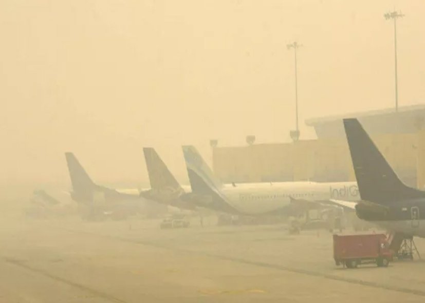दिल्ली एयरपोर्ट पर कोहरे का कहर: 300 से ज्यादा उड़ानें प्रभावित, नए साल के जश्न से पहले एडवाइजरी जारी