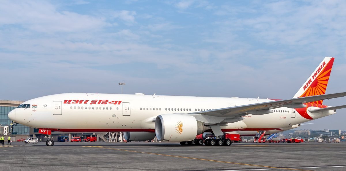 दिल्ली से मुंबई जा रही एयर इंडिया की फ्लाइट AI-805 की तकनीकी खराबी के कारण IGI एयरपोर्ट पर इमरजेंसी लैंडिंग हुई। जानें यात्रियों की सुरक्षा और घटना का पूरा विवरण।