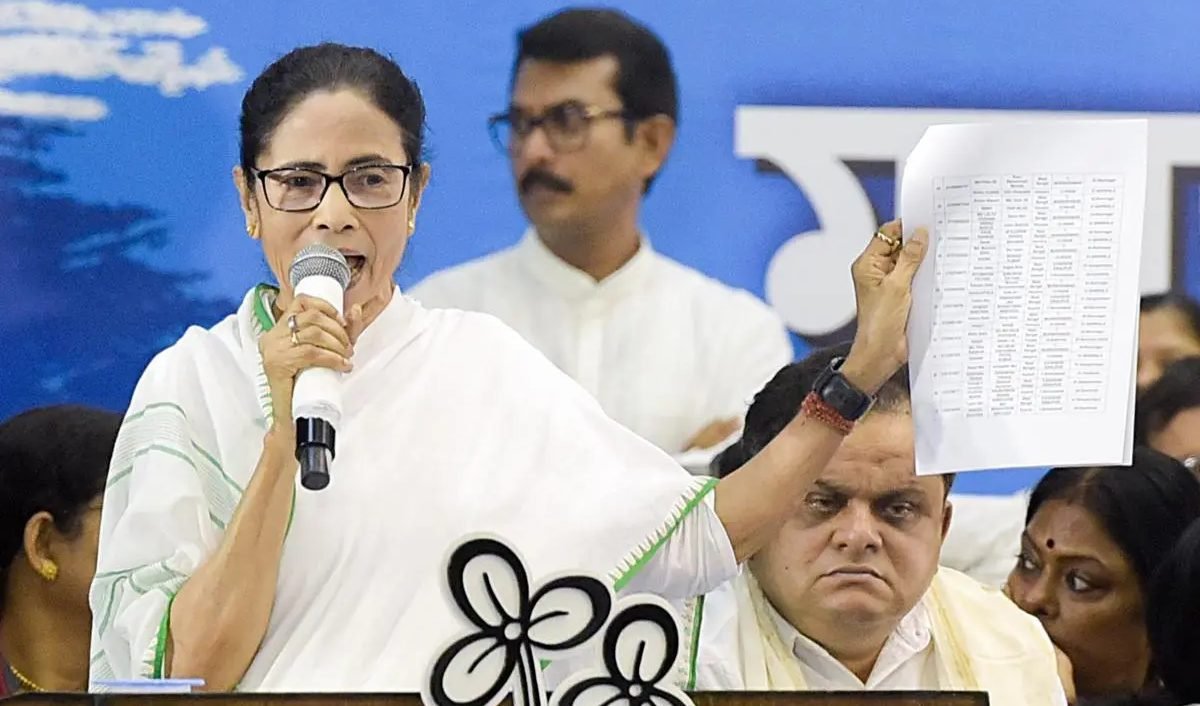 पश्चिम बंगाल की सीएम ममता बनर्जी ने चुनाव आयोग पर निशाना साधा है। उन्होंने आरोप लगाया कि सरकार को जानकारी दिए बिना ऑब्जर्वर नियुक्त किए जा रहे हैं। पढ़ें पूरी खबर।