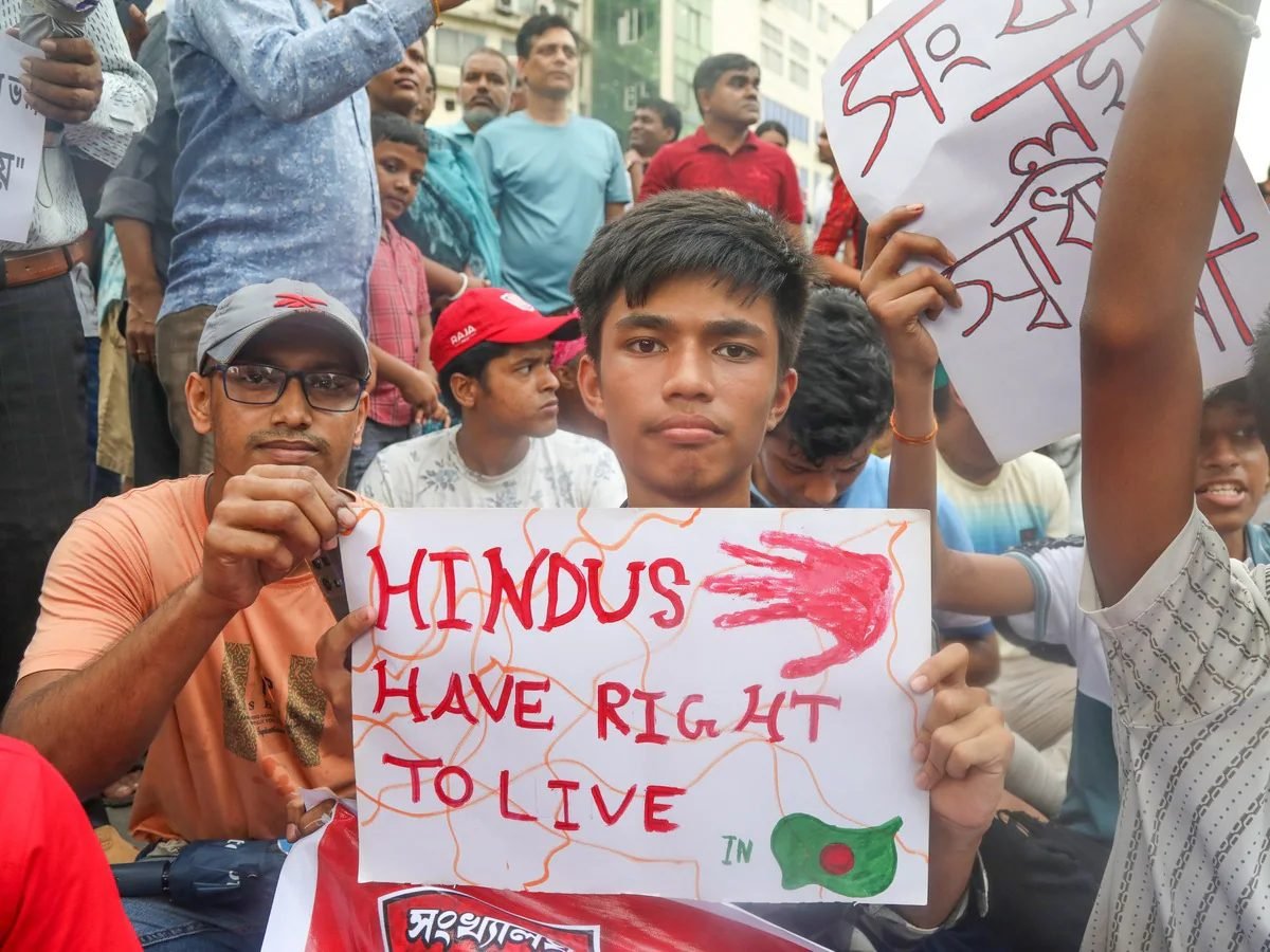 बांग्लादेश के ढाका में एक हिंदू दंपत्ति की गला रेतकर बेरहमी से हत्या कर दी गई। दोनों मृतक के बेटे पुलिस विभाग में कार्यरत हैं, बावजूद इसके अब तक कोई FIR दर्ज नहीं हुई है और न ही कोई गिरफ्तारी हुई है, जिससे स्थानीय लोगों में आक्रोश है।